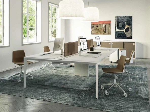 Bureau bench 4 personnes Oméga avec électrification – Etner