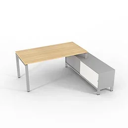 Bureau de direction sur retour porteur gamme RIO – 180 x 165 cm – plateau mélaminé chêne clair – piètement gris aluminium – portes blanches