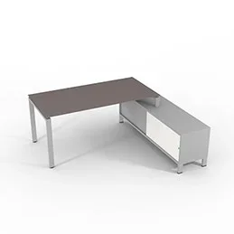 Bureau de direction sur retour porteur gamme RIO – 180 x 165 cm – plateau verre gris souris – piètement gris aluminium – portes blanches