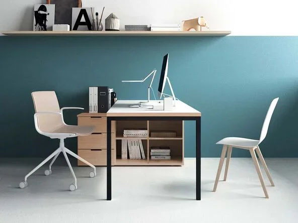 Bureau individuel Agile sur crédence avec caisson – Bulmin