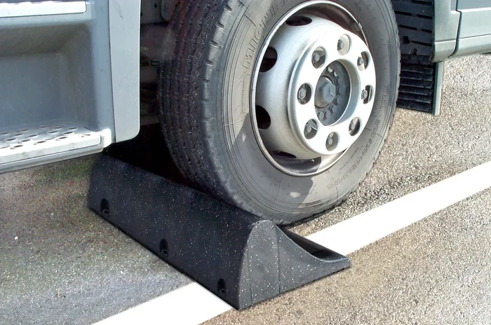 Butée de parking pour camion en caoutchouc avec fixations VISO – BUT800FIX