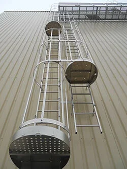 Echelles à crinoline aluminium CENTAURE Hauteur à franchir 4.90 à 5.74m – 255816