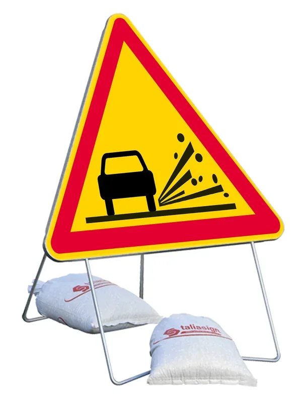 Panneau de signalisation AK22 700 classe 2 projections de gravillons + PIED – TALIAPLAST – 522507