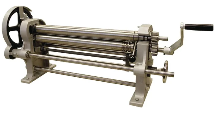 Rouleuse manuelle à 3 rouleaux asymétriques largeur du travail 1260 mm épaisseur jusque 1,25 mm en acier Nosstec